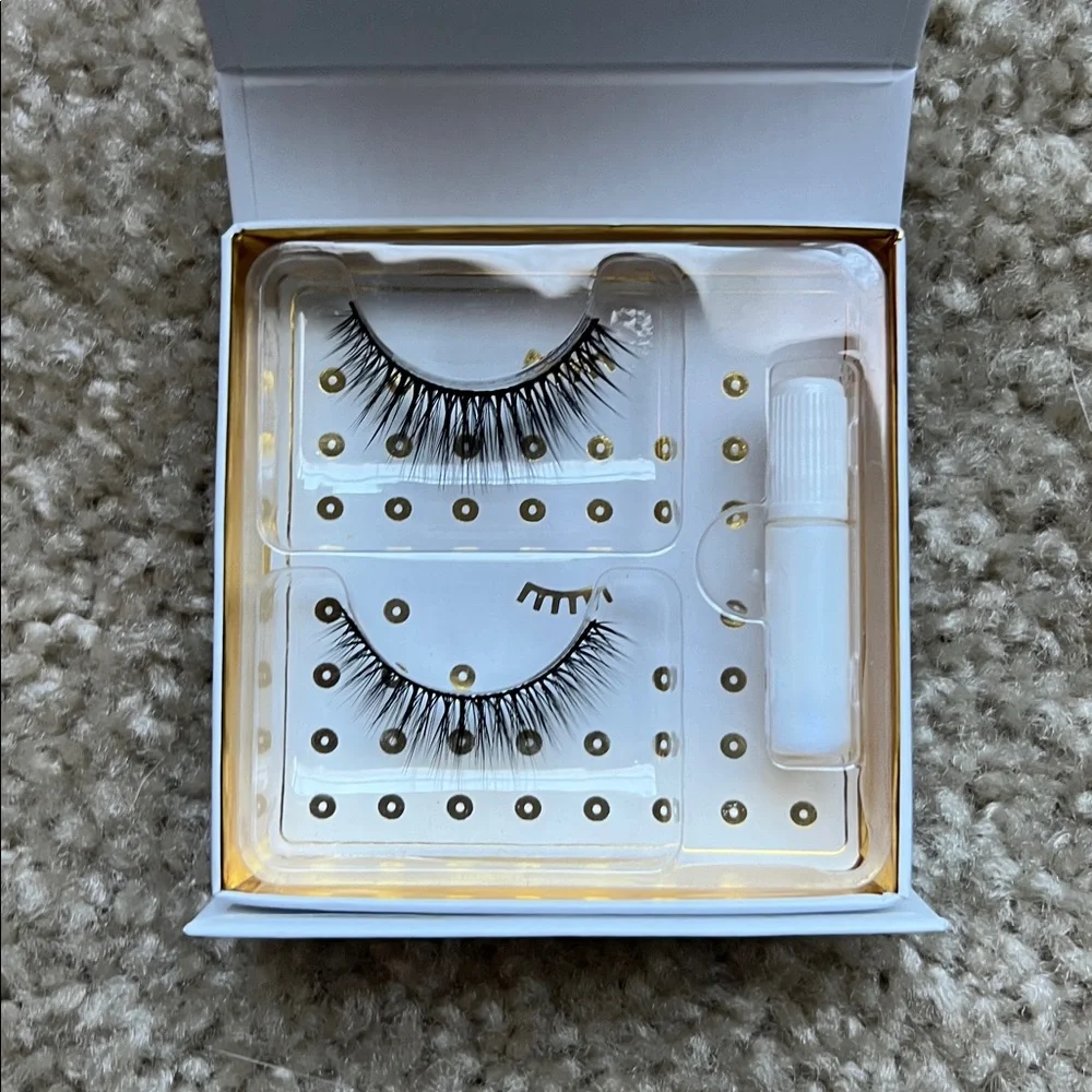 Lashes Lot - Picture 5 of 6